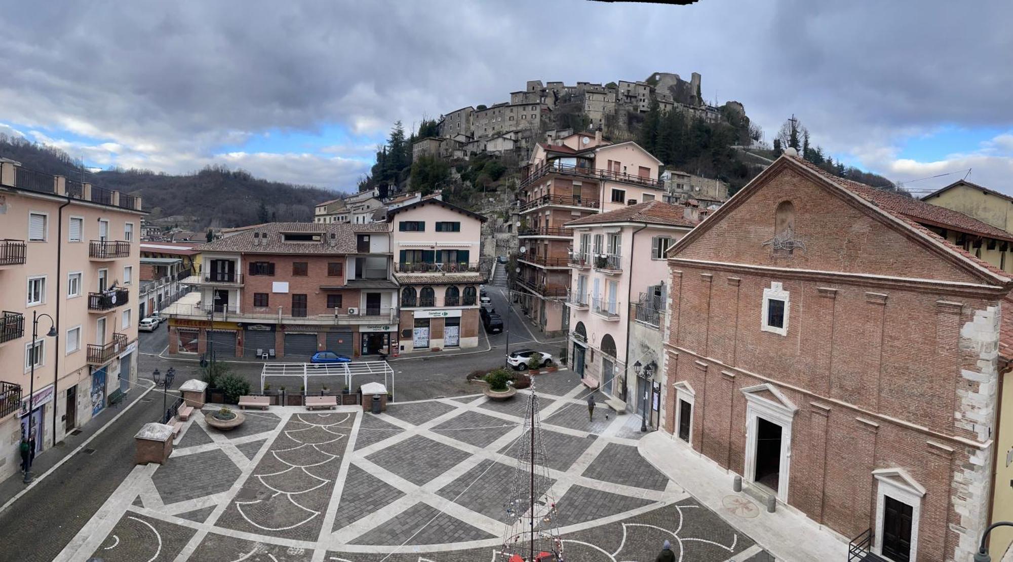 Al Campanile Centro Storico Ampio Luminoso E Panoramico Appartamento Trilocale Carsoli Exterior foto